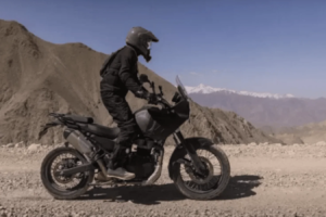 Royal Enfield Himalayan 750-Entwicklungsräder wurden verlassen auf dem Schrottplatz gefunden