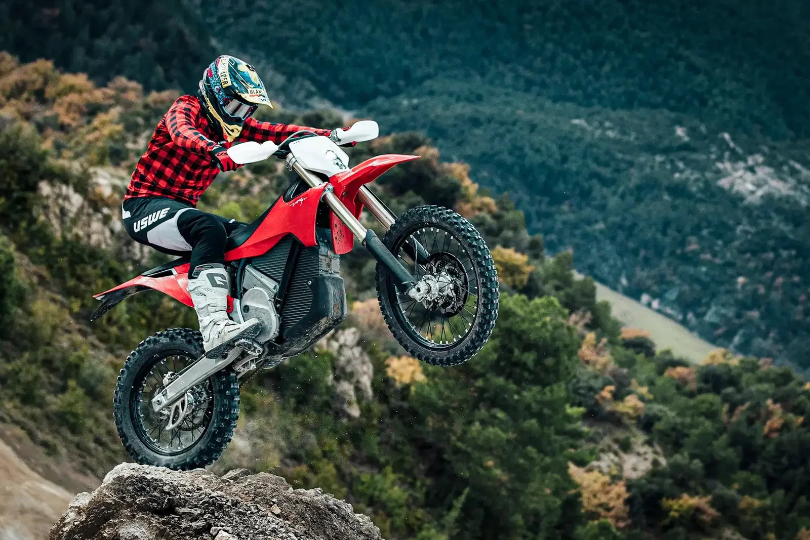 Stark Varg Motorrad fährt im Gelände.