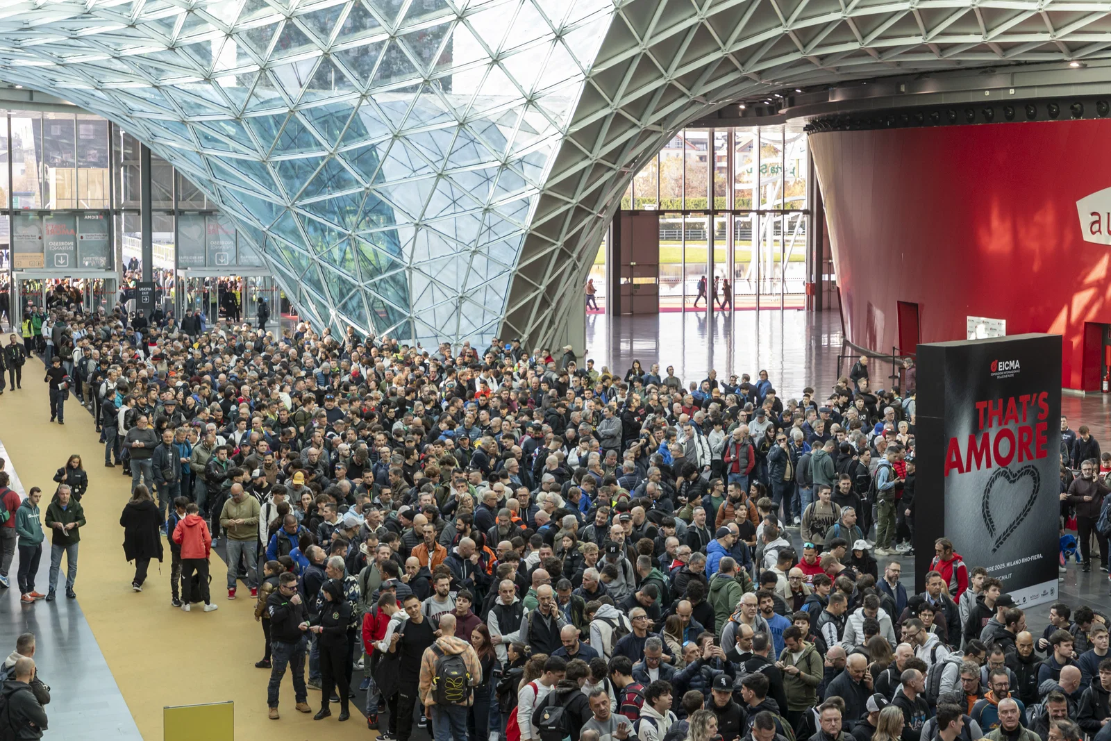 Menschenmassen warten auf den Einlass zur EICMA-Messe in Mailand.
