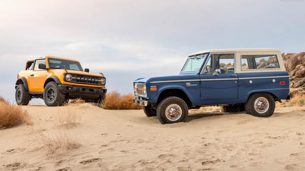 2021 Ford Bronco 2-Türer mit älterem Bronco