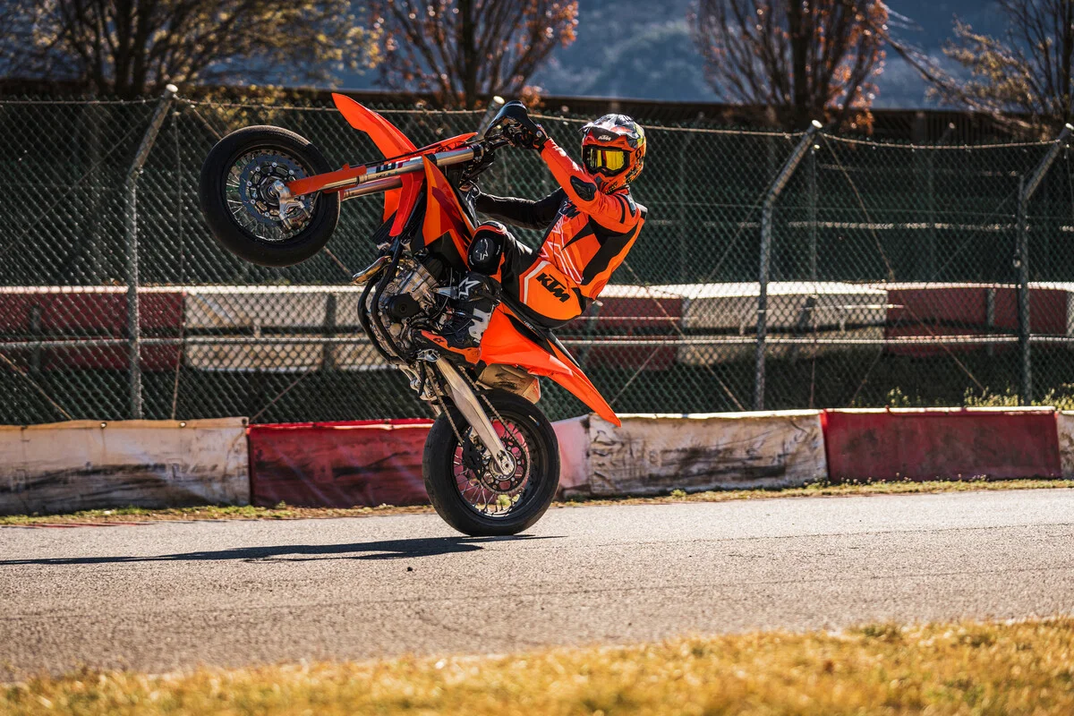 Die neue KTM 450 SMR macht einen Wheelie.