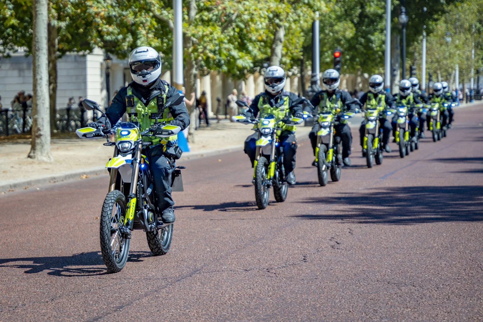 Beamte fahren mit ihren Sur-Ron-Motorrädern in London. Bildnachweis: Met Police.