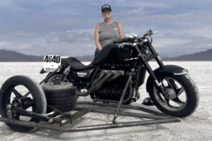 Liane Langlois stellt mit dem Triumph Rocket III-Beiwagen einen Landgeschwindigkeitsrekord von 146,349 Meilen pro Stunde auf