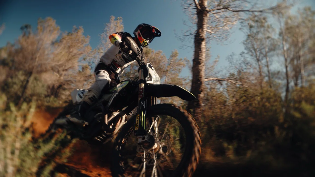 Ein Triumph MX-Bike fliegt durch den Dreck