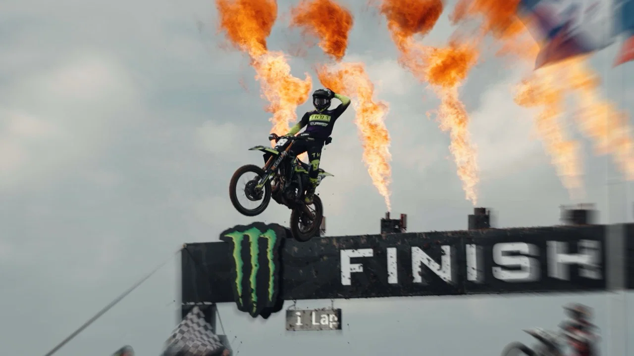 Ein Triumph MX-Bike fliegt über die Ziellinie