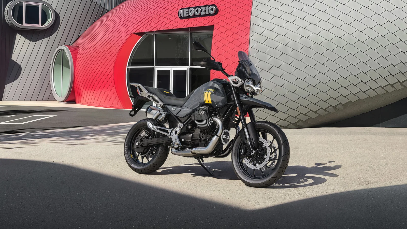 Das 105-jährige Jubiläum der Moto Guzzi V85 Strada