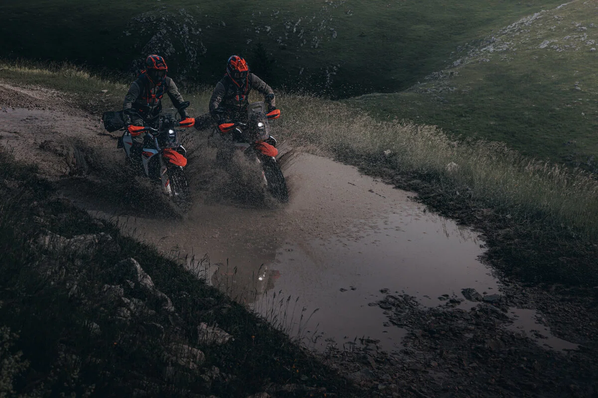 KTM 690 Rallye-Bikes im Gelände.