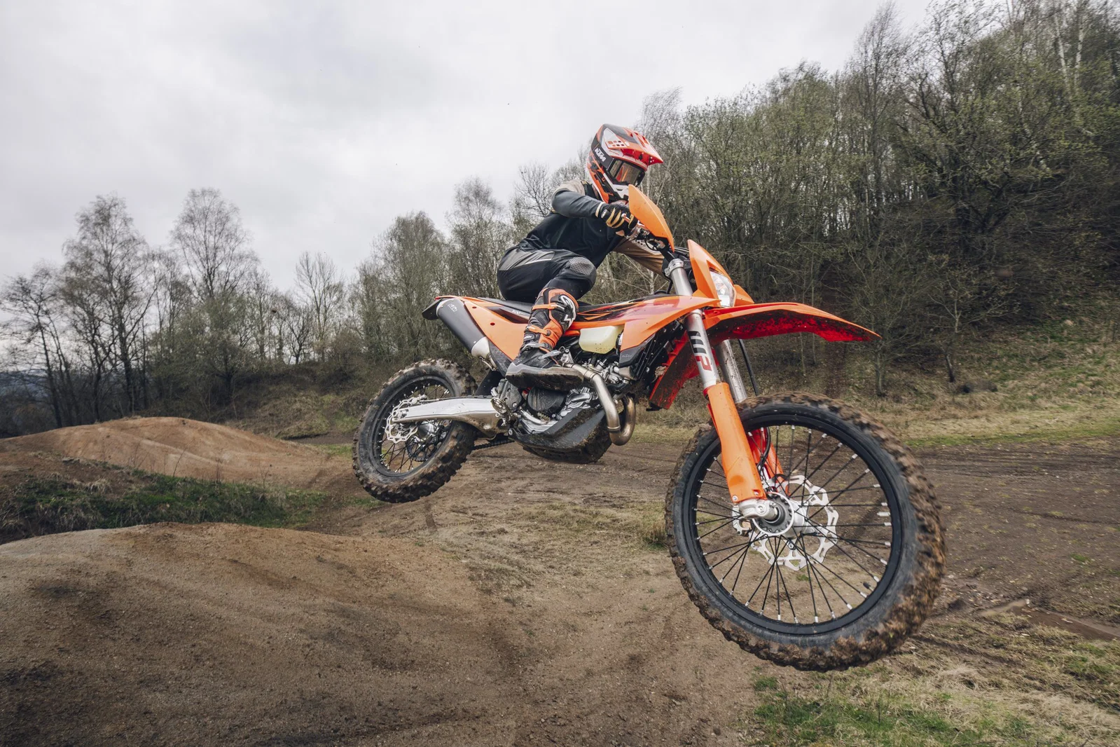 Ein 2027 KTM Enduro-Motorrad in der Luft.