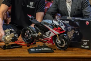 Carl Fogarty hilft Pocher bei der Enthüllung der Ducati Panigale V2 Superquadro Final Edition im Maßstab 1:4