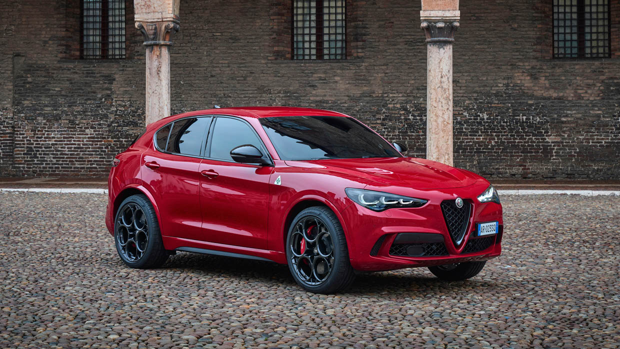 2023 Alfa Romeo Stelvio QV vorne 3/4 rot