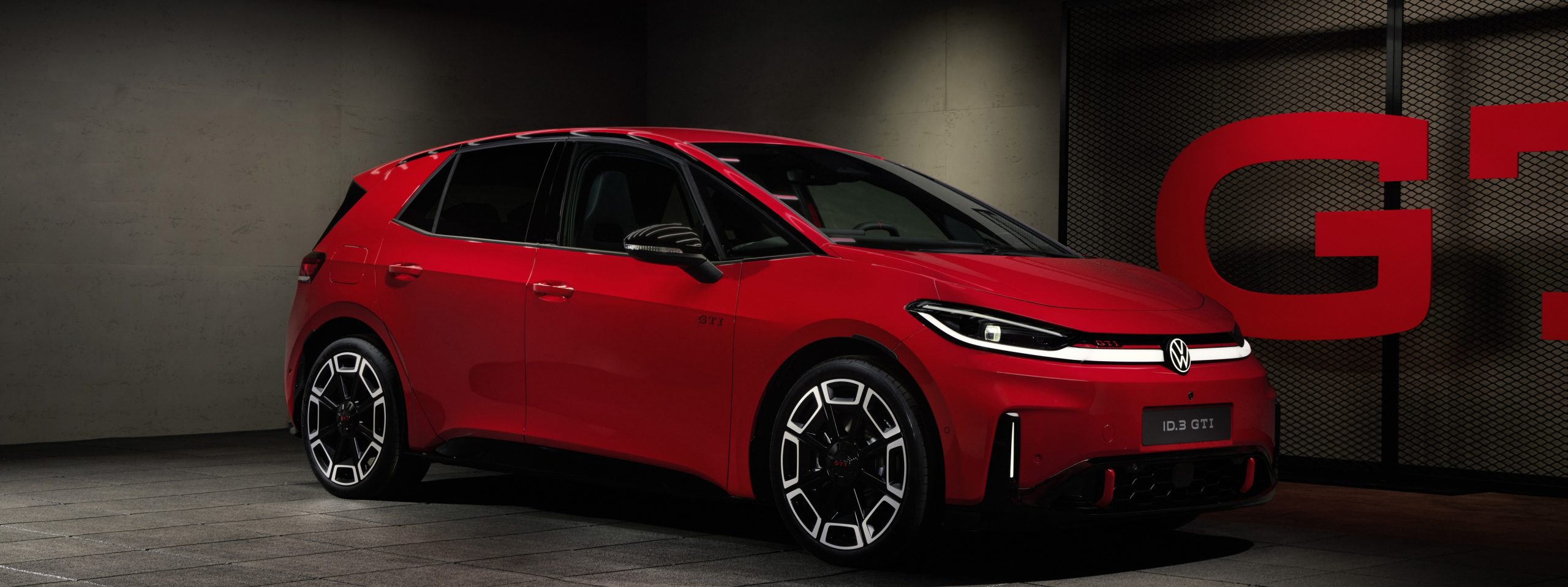 Die neue Heckklappe des Volkswagen GTI sorgt für einen Heckantriebs-Stoßdämpfer