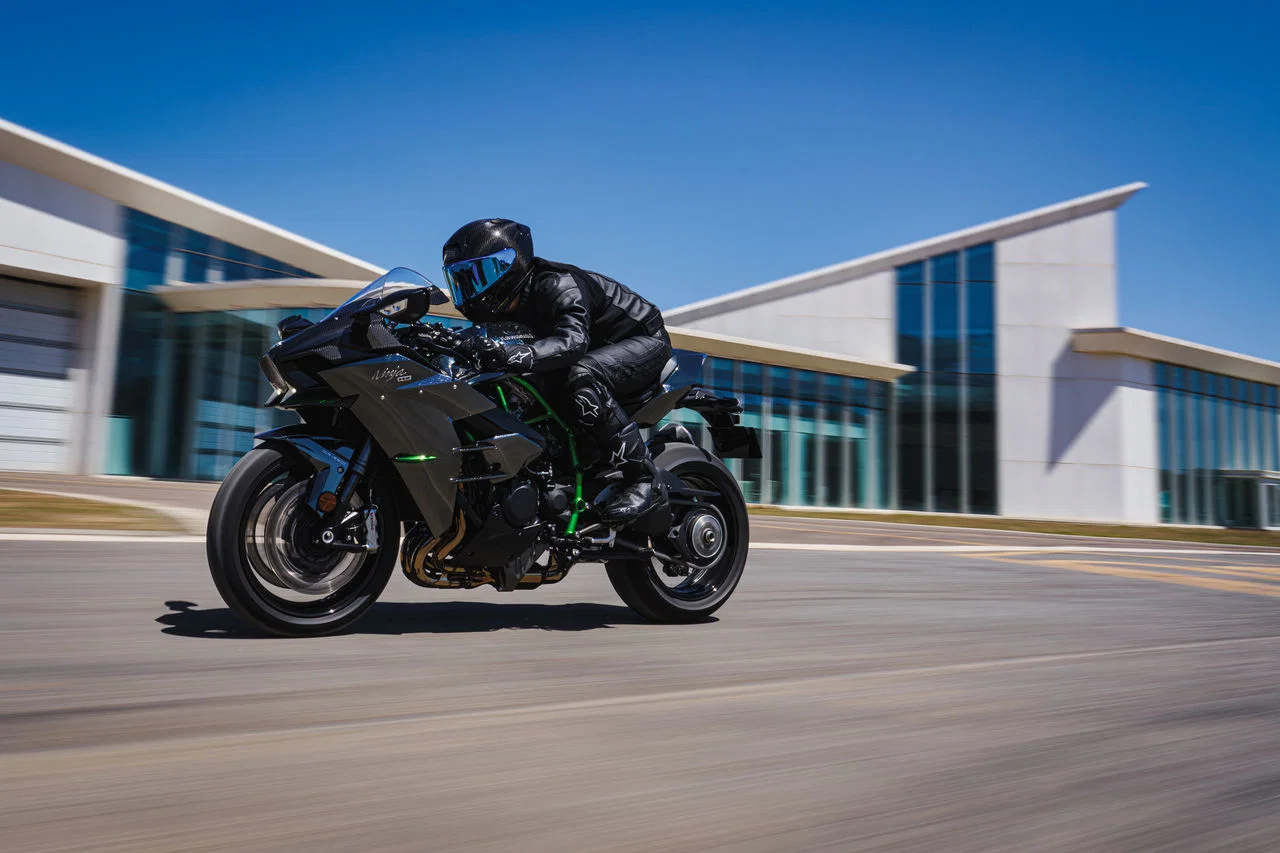2027 Kawasaki Ninja H2 in Aktion.