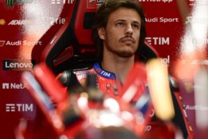 Der wartende WorldSBK-Champion entgeht nach einem Unfall mit der Ducati 850cc einer schweren Verletzung