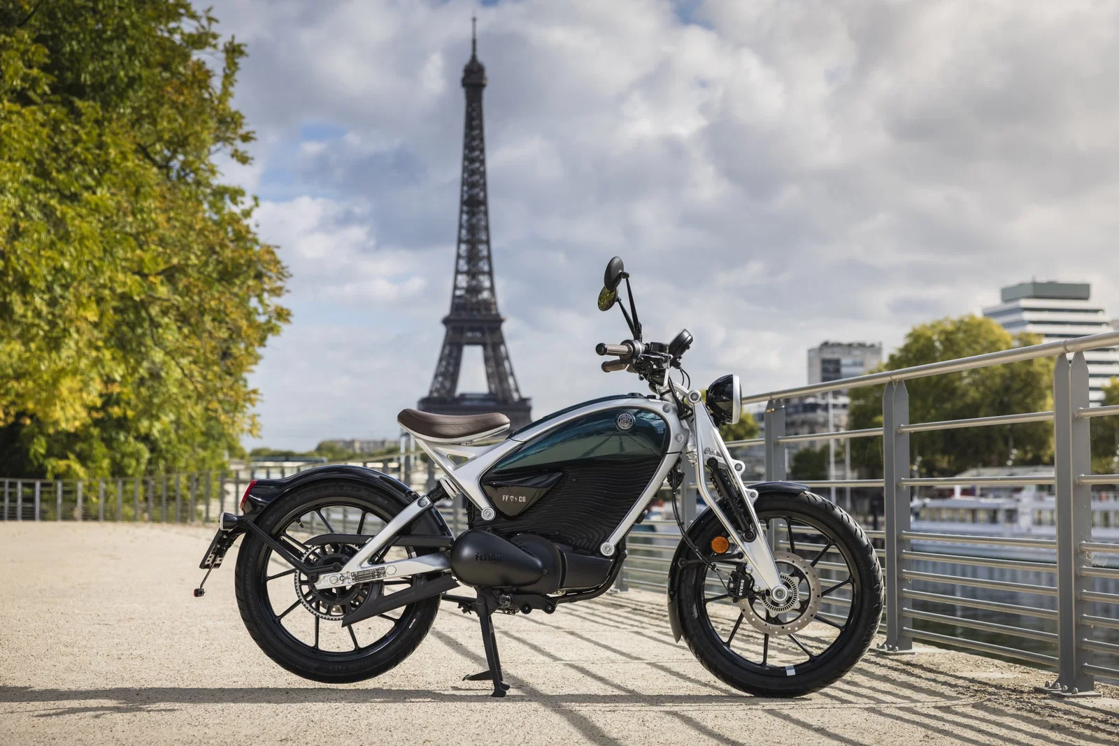 Royal Enfield Flying Flea vor dem Eiffelturm in Paris.