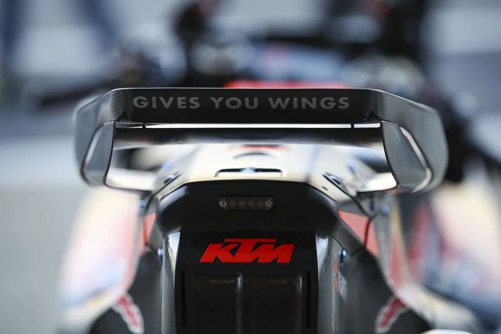Hinten einer KTM RC16. Bildnachweis: Gold und Gans.
