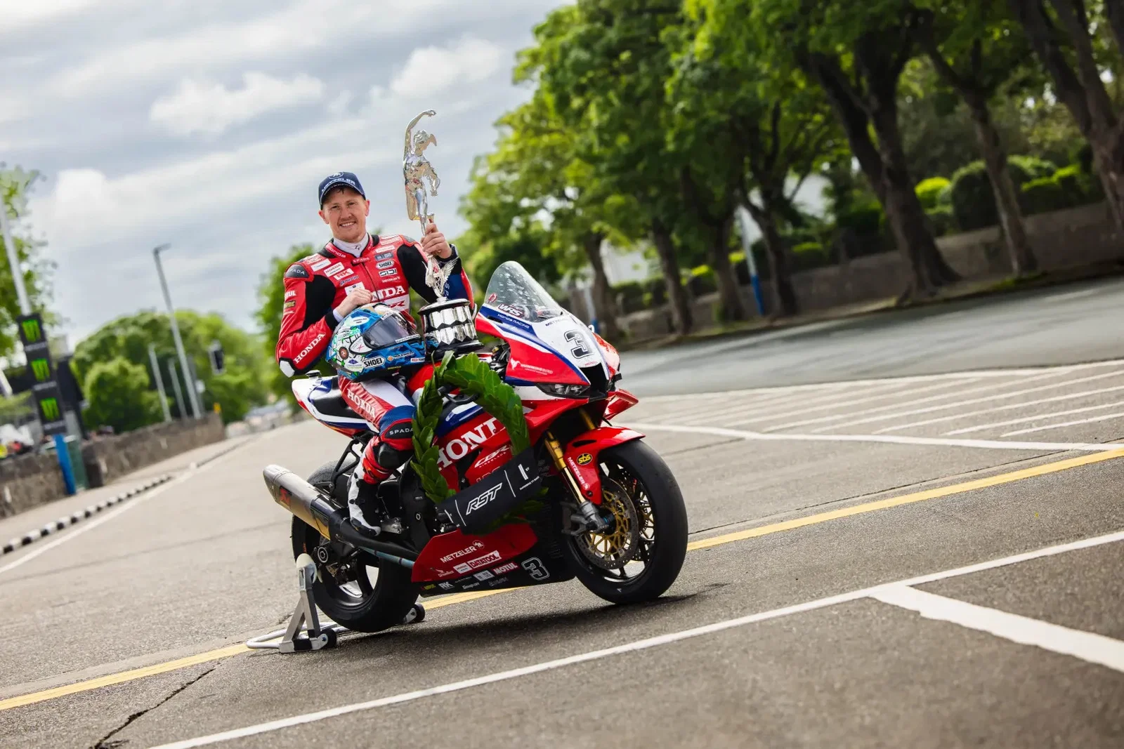 Dean Harrison nach dem Sieg beim TT. Bildnachweis: Isle of Man TT.