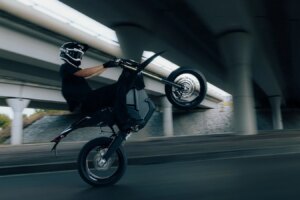 Stark Varg SM Sköll ist eine abgedunkelte, limitierte Supermoto mit 80 PS