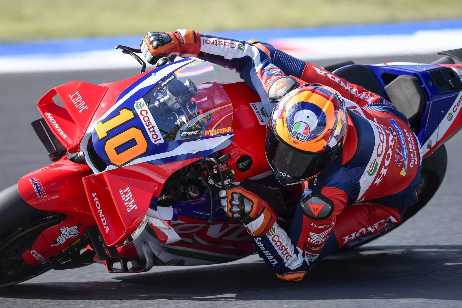 Luca Marini trägt den neuen AGV Pista GP R3.