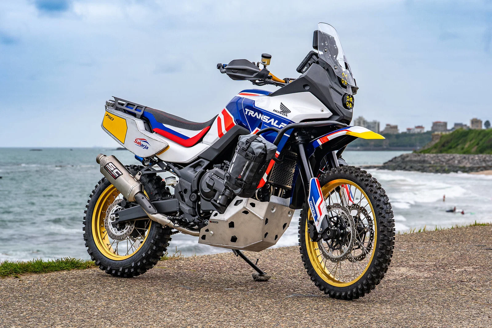 Honda XL750 Transalp mit einer Tricolor-Farbgebung.