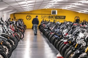 Der Zusammenbruch der SuperBike-Fabrik hinterlässt Schulden in Höhe von 27,8 Millionen Pfund, während die Verluste steigen