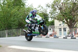 Isle of Man TT-Fahrer bleibt einen Monat nach dem Classic TT-Vorfall im Krankenhaus