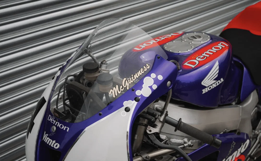 John McGuinness Vimto Honda-Rennrad aus dem Jahr 2000. Bildnachweis: Iconic Auctioneers.