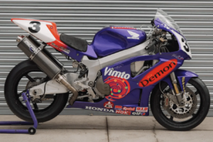 Ein Paar Joey Dunlop und John McGuinness Vimto Honda TT-Motorräder werden versteigert
