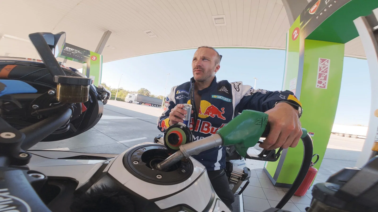 Tanken in Sunderland. Bildnachweis: Baptiste Fauchille/Red Bull Content Pool.