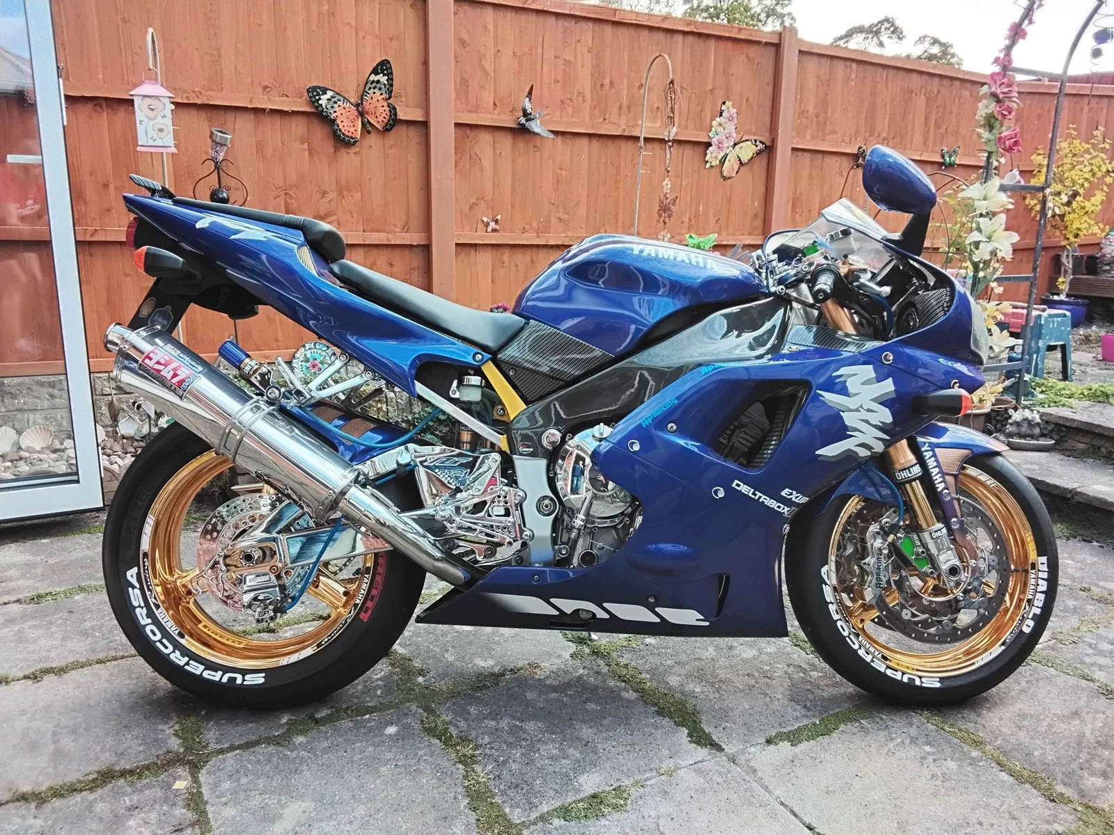 Eine „Blingtastische“ Yamaha R1
