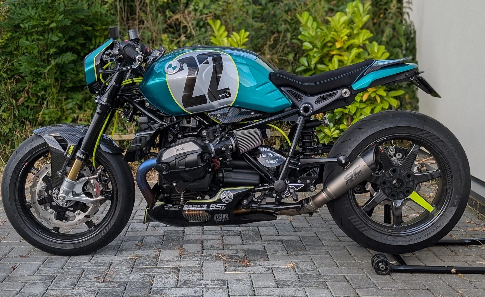 Eine maßgeschneiderte BMW R nine T Aston Martin F1-Hommage