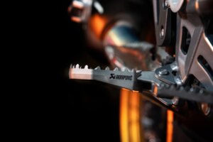 Akrapovic Titan-Adventure-Fußrasten angekündigt