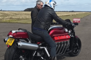 Allen Millyard sieht zu, wie die Viper V10 während der ersten Fahrt des neuen Besitzers entfesselt wird