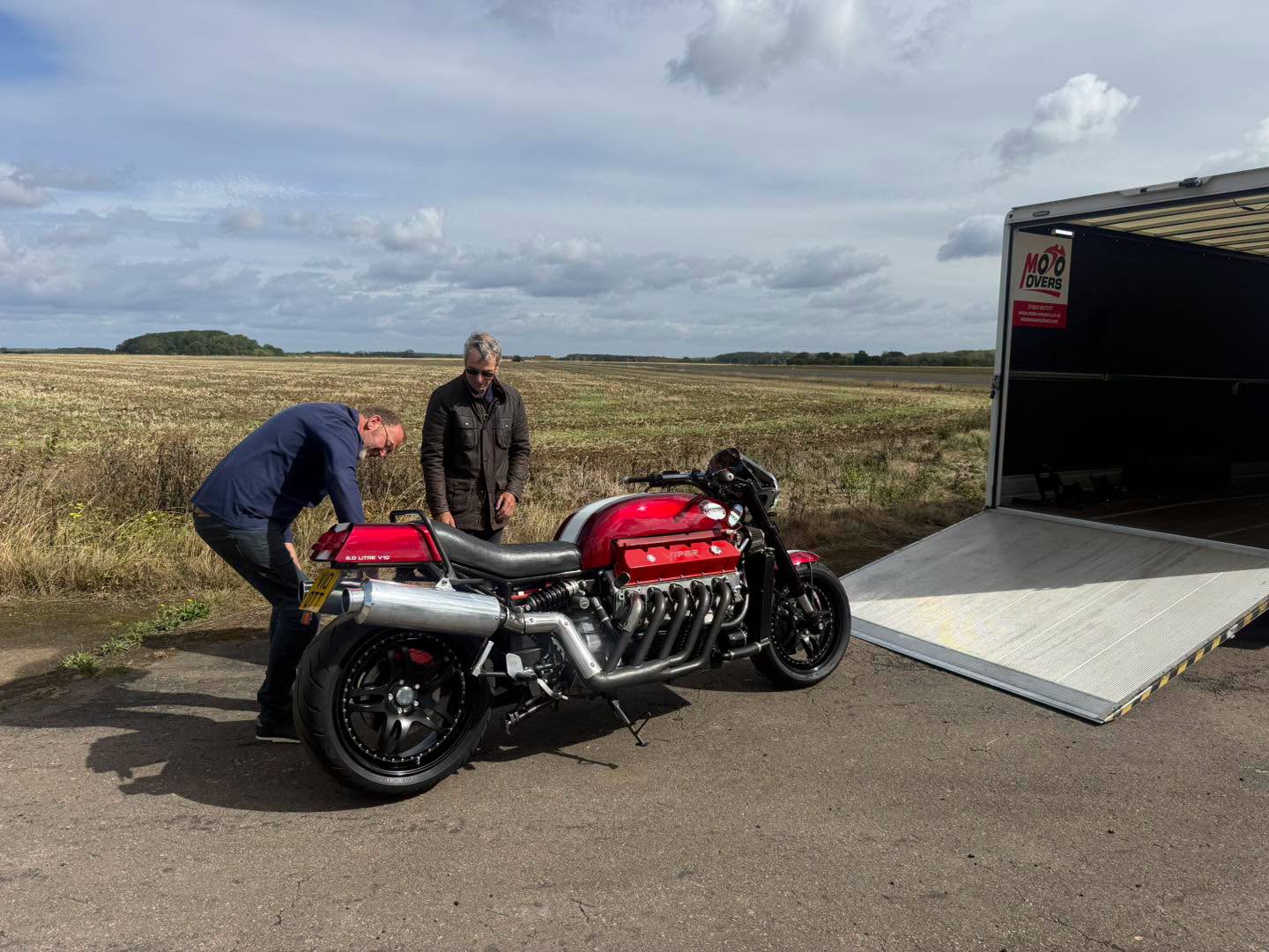 Allen Millyard, Tim Whittaker und die Viper V10. Bildnachweis: Moto Mover's/Facebook.