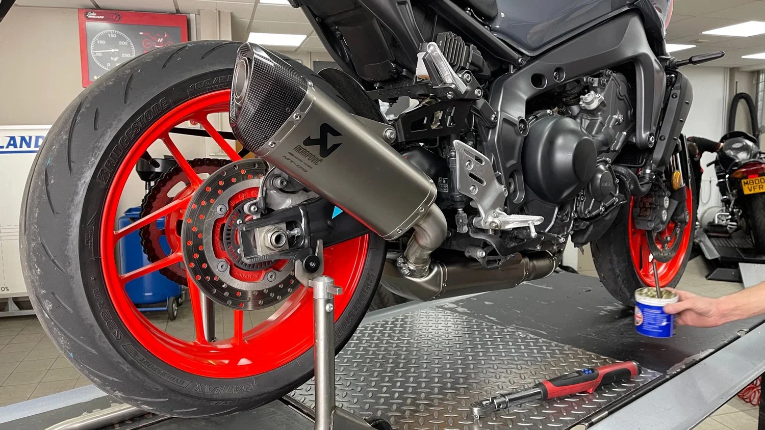 Ein Akrapovic-Auspuff, der an ein Fahrrad montiert wird