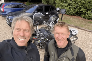 Der Komiker John Bishop meldet sich zu Wort, nachdem er beim Fahren mit Tim Peake einen Fahrradunfall erlitten hat