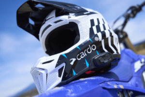 Der weltweit erste integrierte Motocross-Mesh-Helm von Cardo landet in Großbritannien