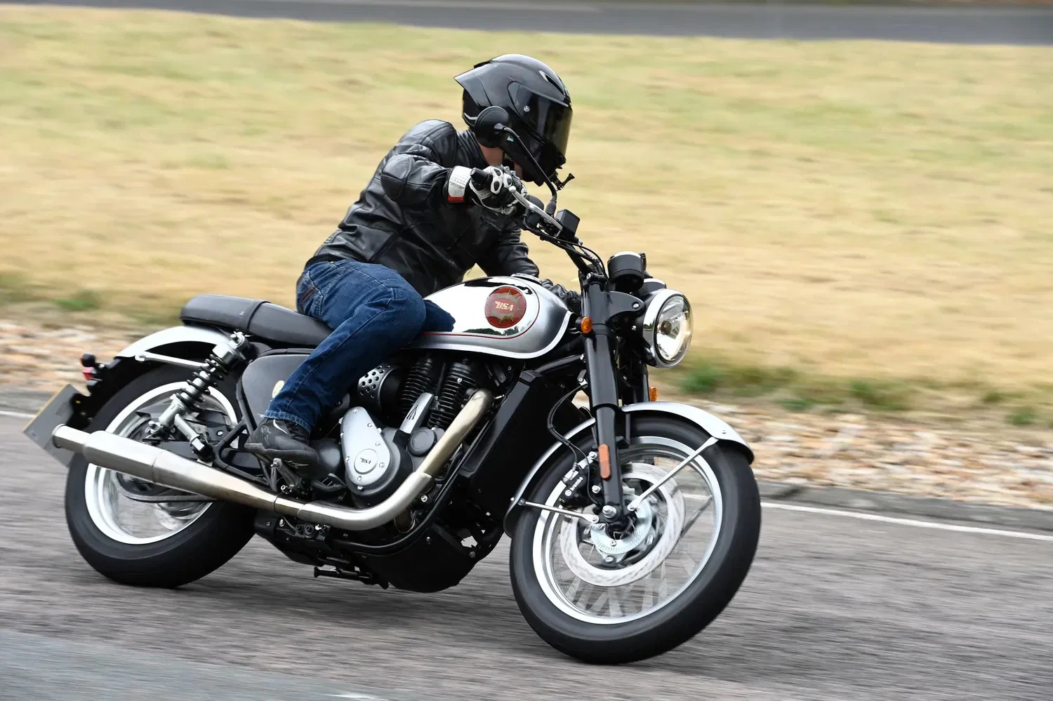 Der BSA Gold Star unterwegs mit Originallackierung.