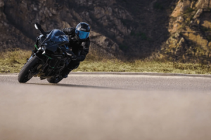 Die Kawasaki Ninja H2 kehrt mit großen Änderungen und einer Carbon-Edition in die britische Produktpalette zurück