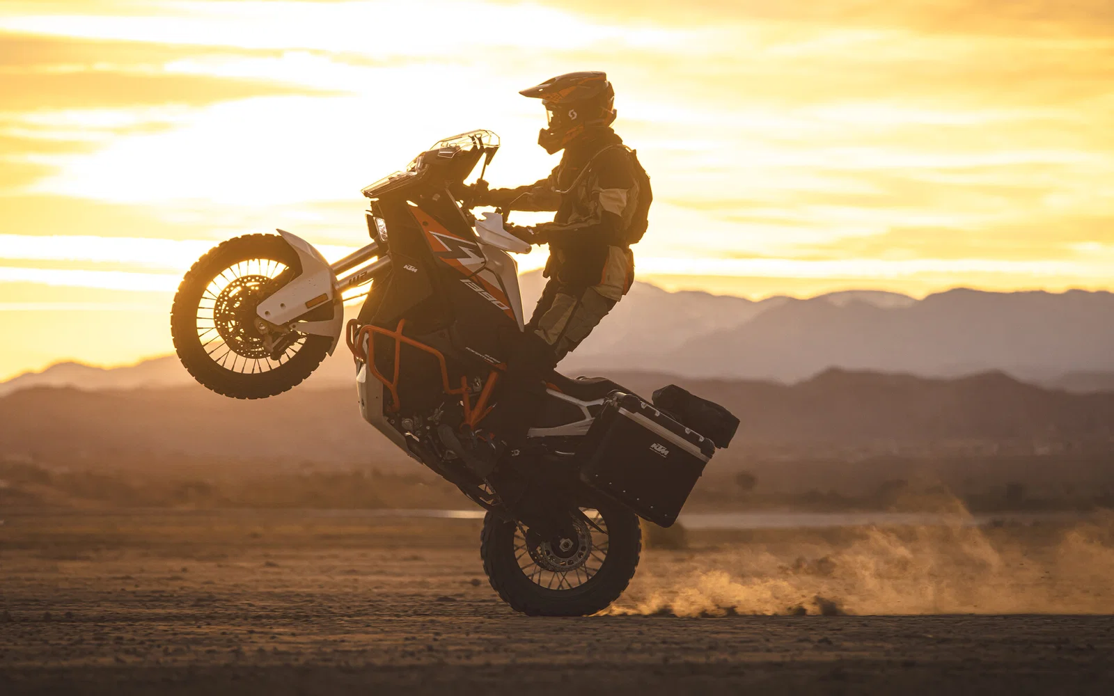 Eine KTM 1390 Super Adventure R beim Wheelie