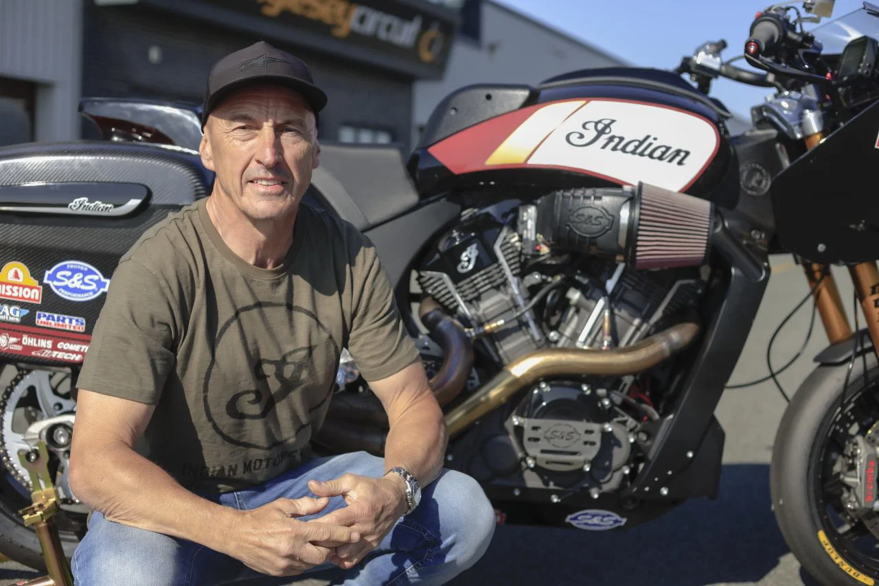 Jeremy McWilliams mit einem Indian-Motorrad.