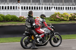 John McGuinness reitet Norton Manx auf den zweiten Platz beim Goodwood Revival