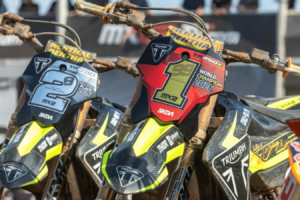 Triumph gewinnt drei Jahre nach dem Motocross-Debüt den ersten Weltmeistertitel