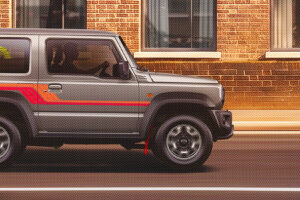 Suzuki Jimny Heritage 2027: Rote Schmutzfänger, Streifen und Vibes für einen limitierten Offroader nur für Autos