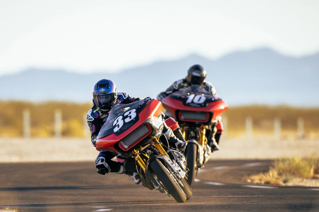Die Wyman-Brüder fahren 2023 auf Werks-Harley-Davidson KOTB Road Glides.