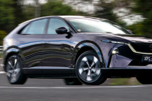 Der in China hergestellte Mazda CX-6e EV könnte den CX-5 übertreffen, da er mit BYD Sealion 7, Tesla Model Y und Zeekr 7X konkurriert