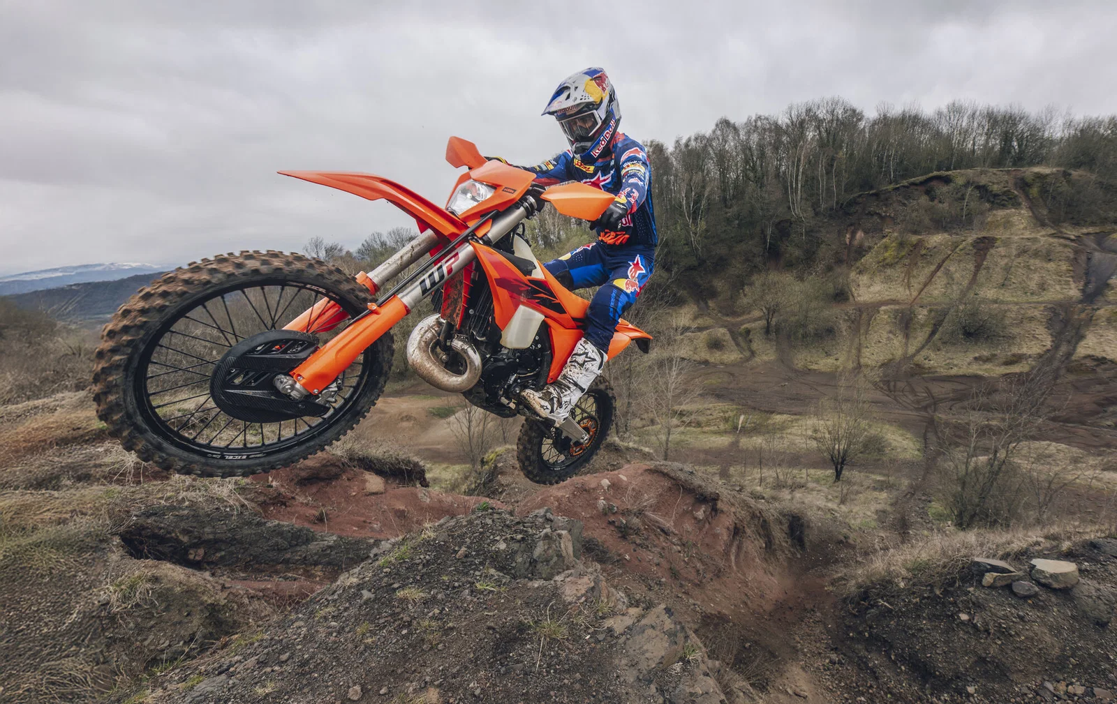 2027 KTM 300 EXC Motorrad in Aktion.