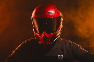 Der Ruroc AT4.0 Hellside ist ein limitierter Helm mit feurigem Touch