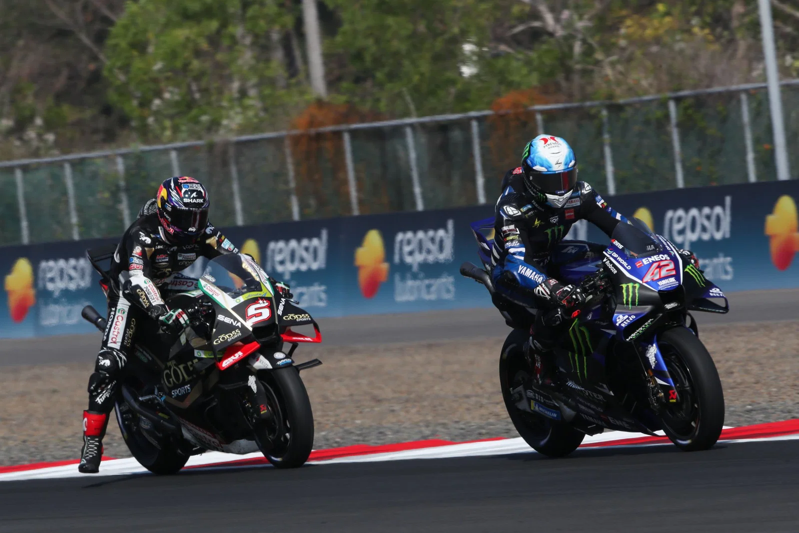 Alex Rins vor Hondas Johann Zarco in Mandalika. Bildnachweis: Gold und Gans.