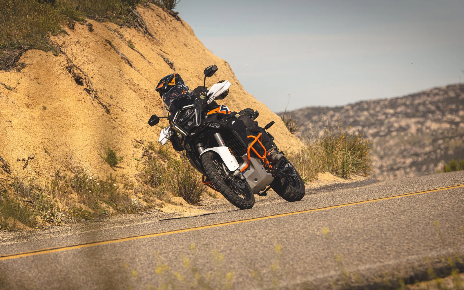 Eine KTM 1390 Super Adventure R unterwegs.