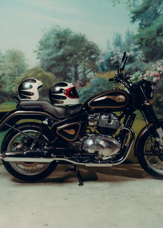 Royal Enfield x Hedon Helme mit einem Bullet-Motorrad.
